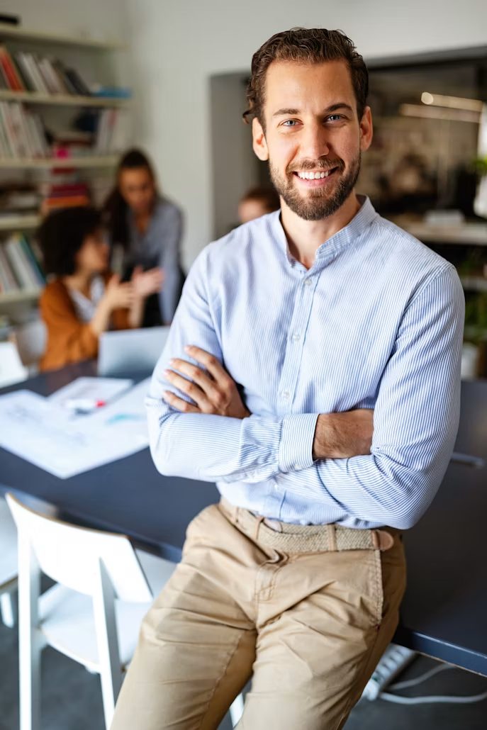 Architecte souriant dans une agence d'architecture