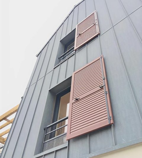 Volets persiennés aluminium sur façade à joint debout