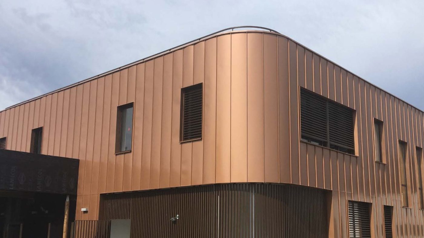 Bâtiment tertiaire habillé d'un bardage aluminium cuivré à joint debout