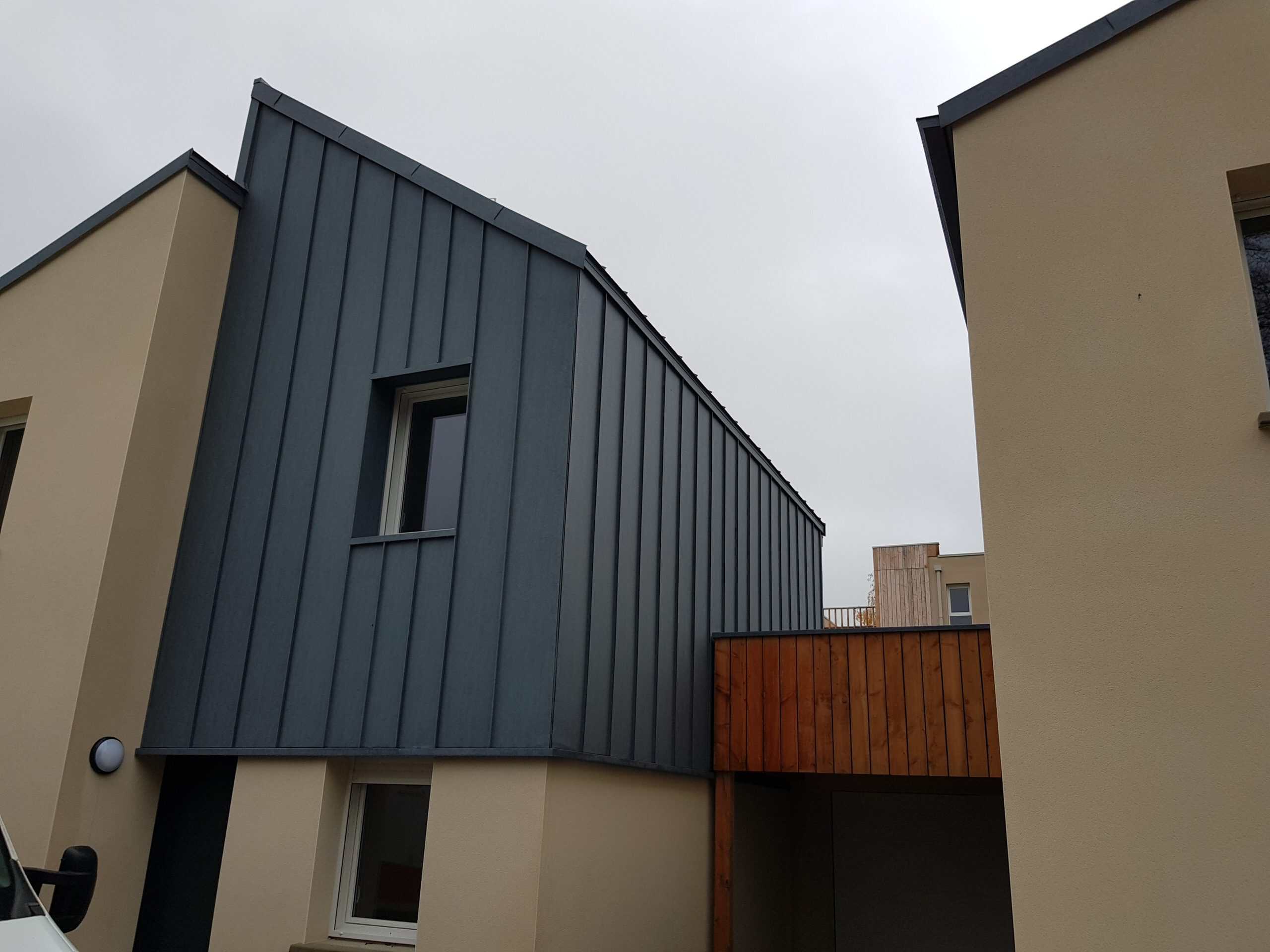 Façade en métal gris antique sur une maison moderne.