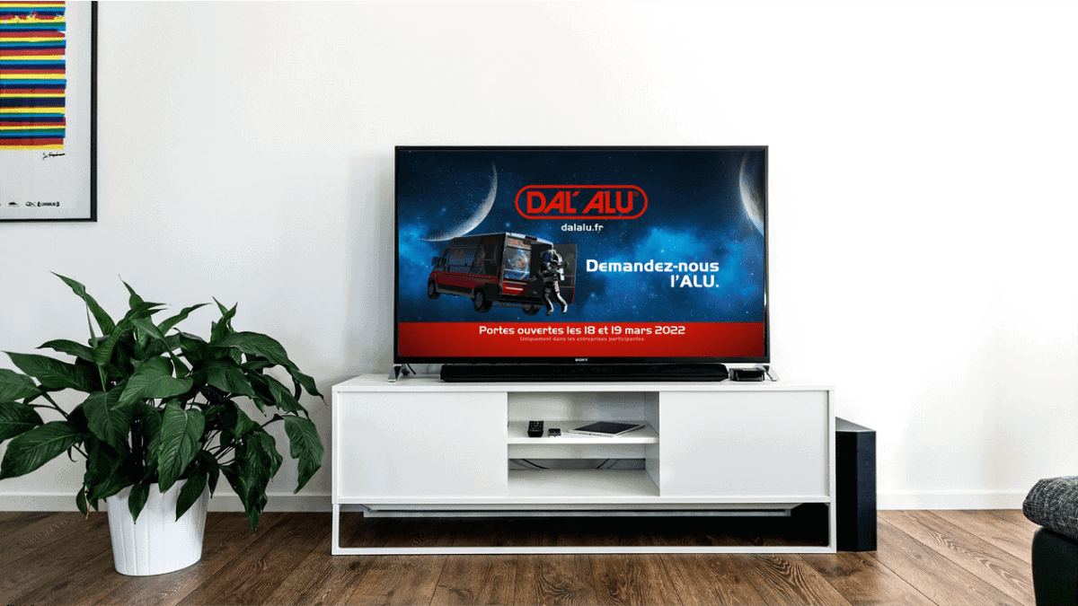 Téléviseur affichant une publicité pour DAL'ALU sur BFMTV.