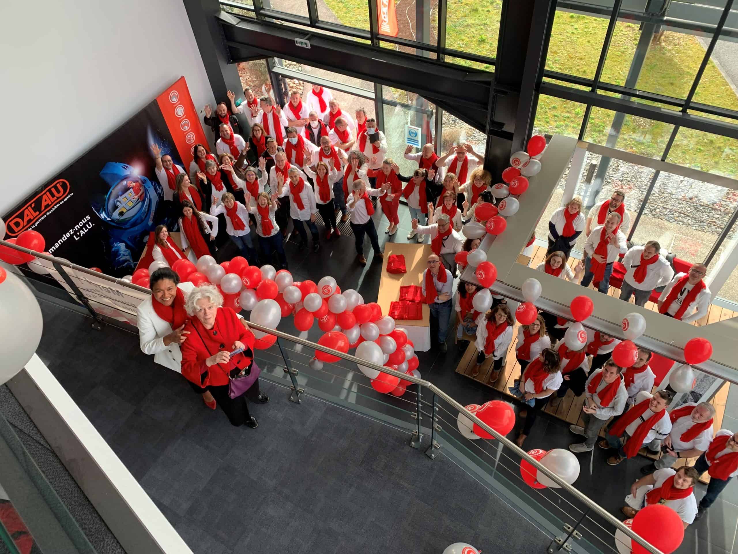 Groupe de personnes en tenue rouge et blanche lors de la célébration de DAL'ALU.